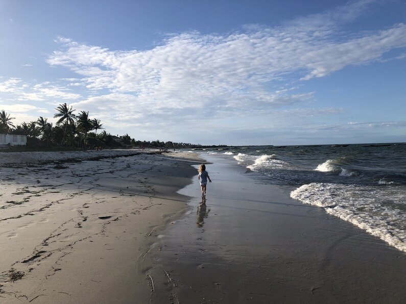 TANZANIA Tansania, Tanzania, Strand, Palmen, Kind, blauer Himmel